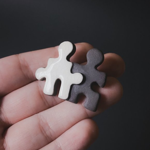 Vintage 1993 Ceramic White and Grey Enamel Interlocking Puzzle Piece Brooch - Picture 4 of 7